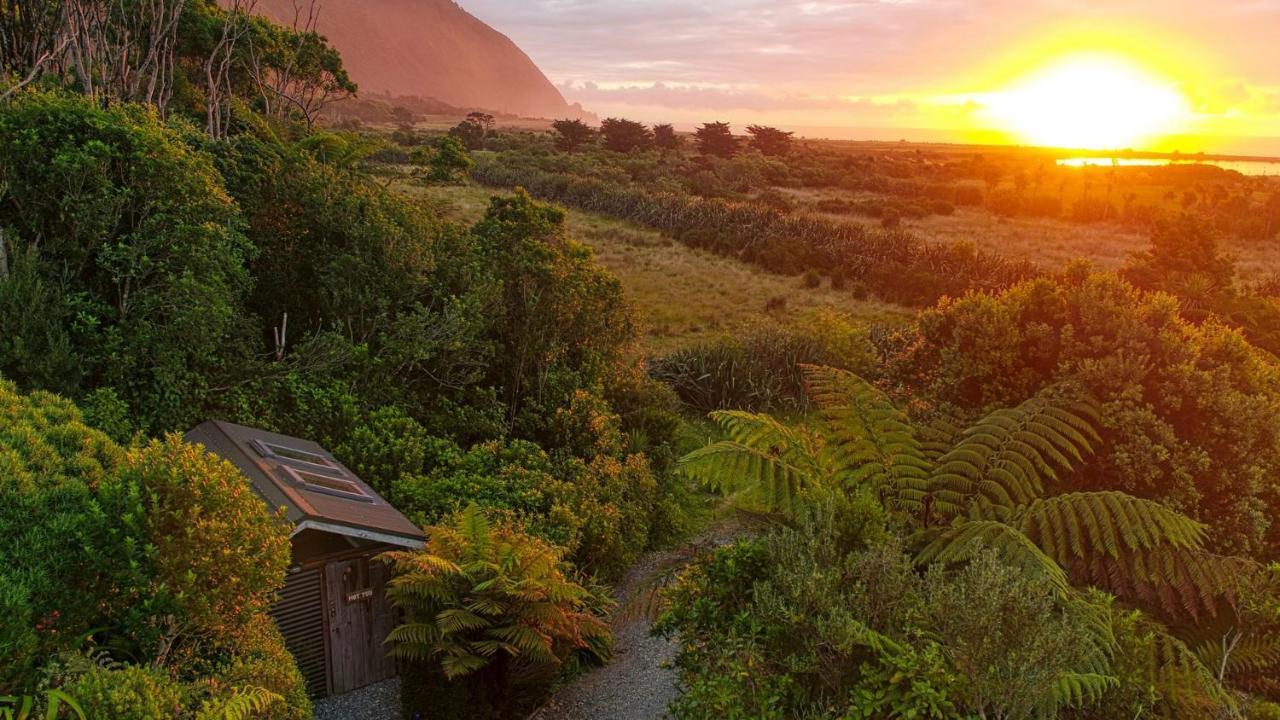 Paparoa Beach Hideaway With Hot Tub Barrytown Bagian luar foto