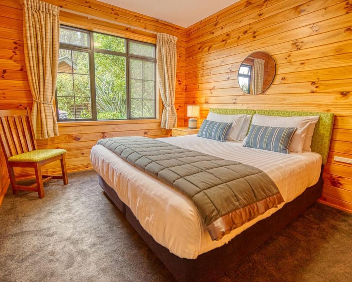 Paparoa Beach Hideaway With Hot Tub Barrytown Bagian luar foto