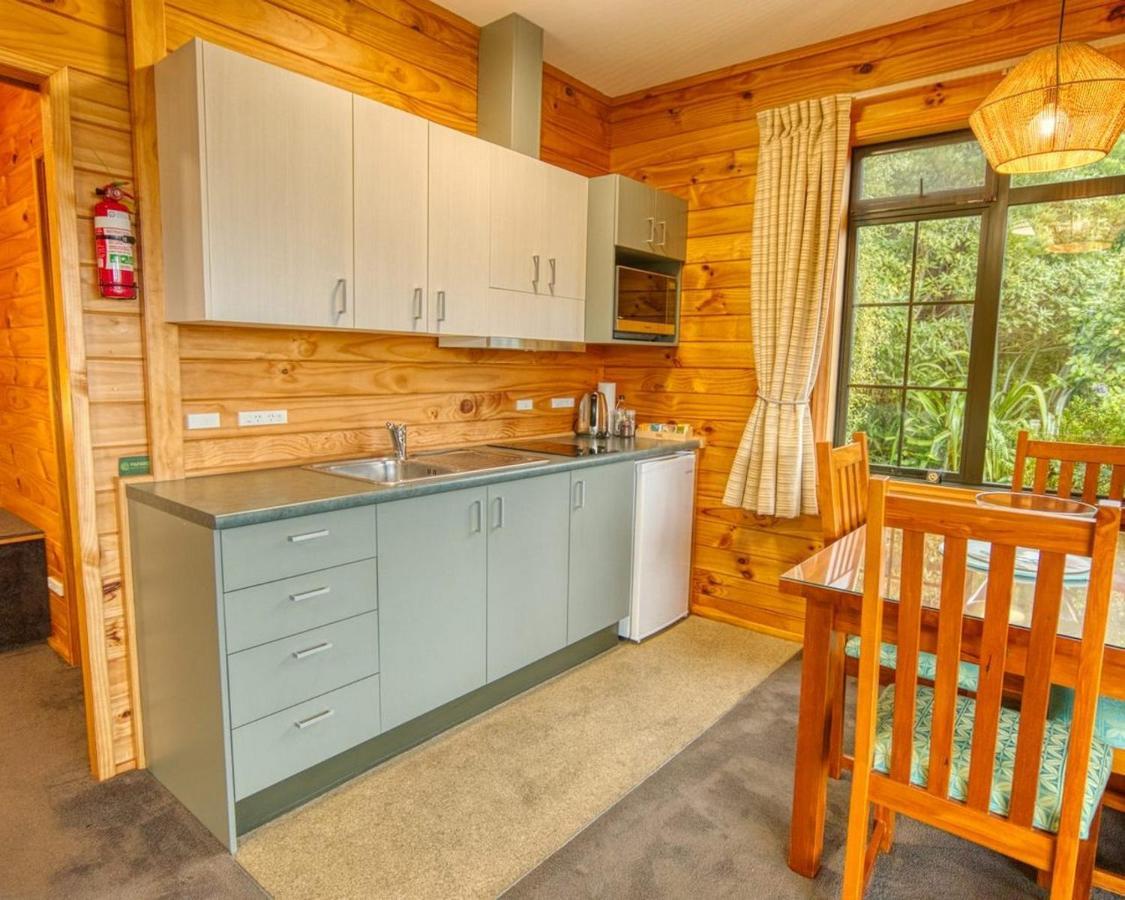 Paparoa Beach Hideaway With Hot Tub Barrytown Bagian luar foto